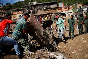 Los miembros de rescate trabajan después de un deslizamiento de tierra debido a las fuertes lluvias, en Las Tejerias, estado de Aragua, Venezuela, 10 de octubre de 2022 (REUTERS/Leonardo Fernandez Viloria)