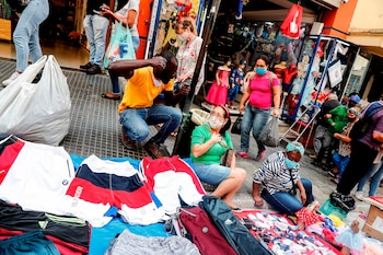 Vendedores ambulantes trabajan en la calle 25 de Marzo, una vía comercial, en el centro de Sao Paulo (Brasil). EFE/Sebastiao Moreira/Archivo