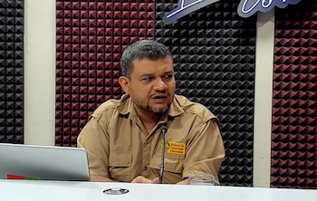 Adalberto Blanco, representante de la Mesa por la Soberanía Alimentaria, durante su participación en una entrevista radial sobre la crisis alimentaria en El Salvador (Cortesía YSUCA).