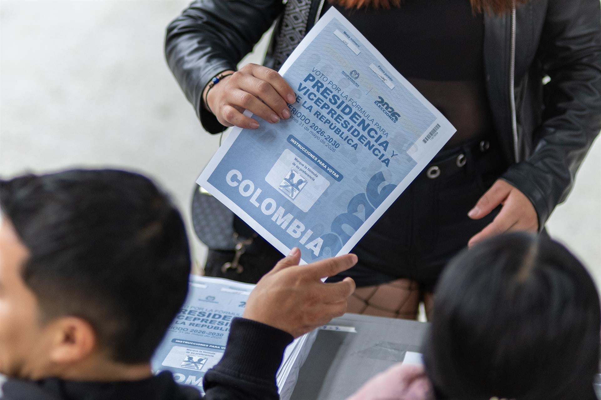 La terapeuta explicó que hablar de política con niños implica mostrar cómo comunicarse, tolerar y contribuir en una comunidad diversa, más que transmitir posturas electorales o etiquetas ideológicas - crédito Europa Press