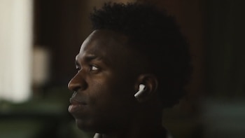 Vini Jr. y Apple se unen: bailó en silencio frente a todos y nadie escuchó nada gracias a los AirPods Pro 3