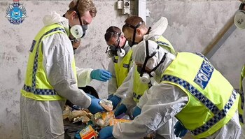 Los policías forenses recolectando evidencia