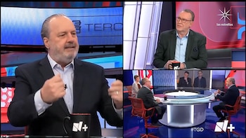 Cuatro paneles de video: principal muestra a Roberto Gómez Junco con barba, camisa a rayas y saco oscuro, gesticulando en un estudio. Otros muestran a compañeros y el set