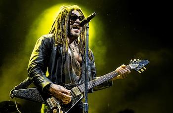 El estilo personal de Kravitz combina influencias del rock and roll y el soul, y se inspira en íconos como Jimi Hendrix y Miles Davis (REUTERS)