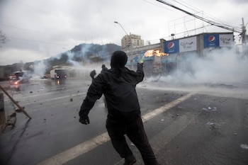 Las bombas molotov son hechas de líquido inflamables generalmente en una botella de vidrio al que hacen una especie de mecha con ropa y la prenden para que al explotar se incendien REUTERS/Carlos Vera
