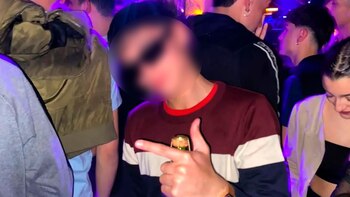 A. se recupera en el