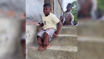 “Gracias a Dios estamos vivos”: Dos hermanos con huesos de cristal escaparon del terremoto en Quibdó y perdieron su casa