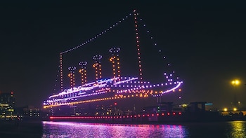 Así “resucitó” el Titanic: cerca de mil drones recrean el barco a tamaño real en el puerto de Belfast