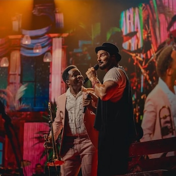 Uno de los momentos más emocionantes del concierto llegó con “Historia de taxi”, el cual coronó con la participación de Mauro Castillo, excantante del Grupo Niche y reconocido por su participación en la película “Encanto”, quien interpretó “Rebelión”, famosa en la voz de Joe Arroyo.