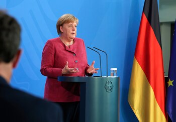 Merkel apremia a una "via