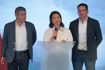 La candidata a la Presidencia de Perú Keiko Fujimori habla junto a su formula vicepresidencial, Luis Galarreta (i) y Miguel Torres, tras los resultados de la segunda vuelta de las elecciones este domingo, en Lima (Perú). EFE/ John Reyes Mejía