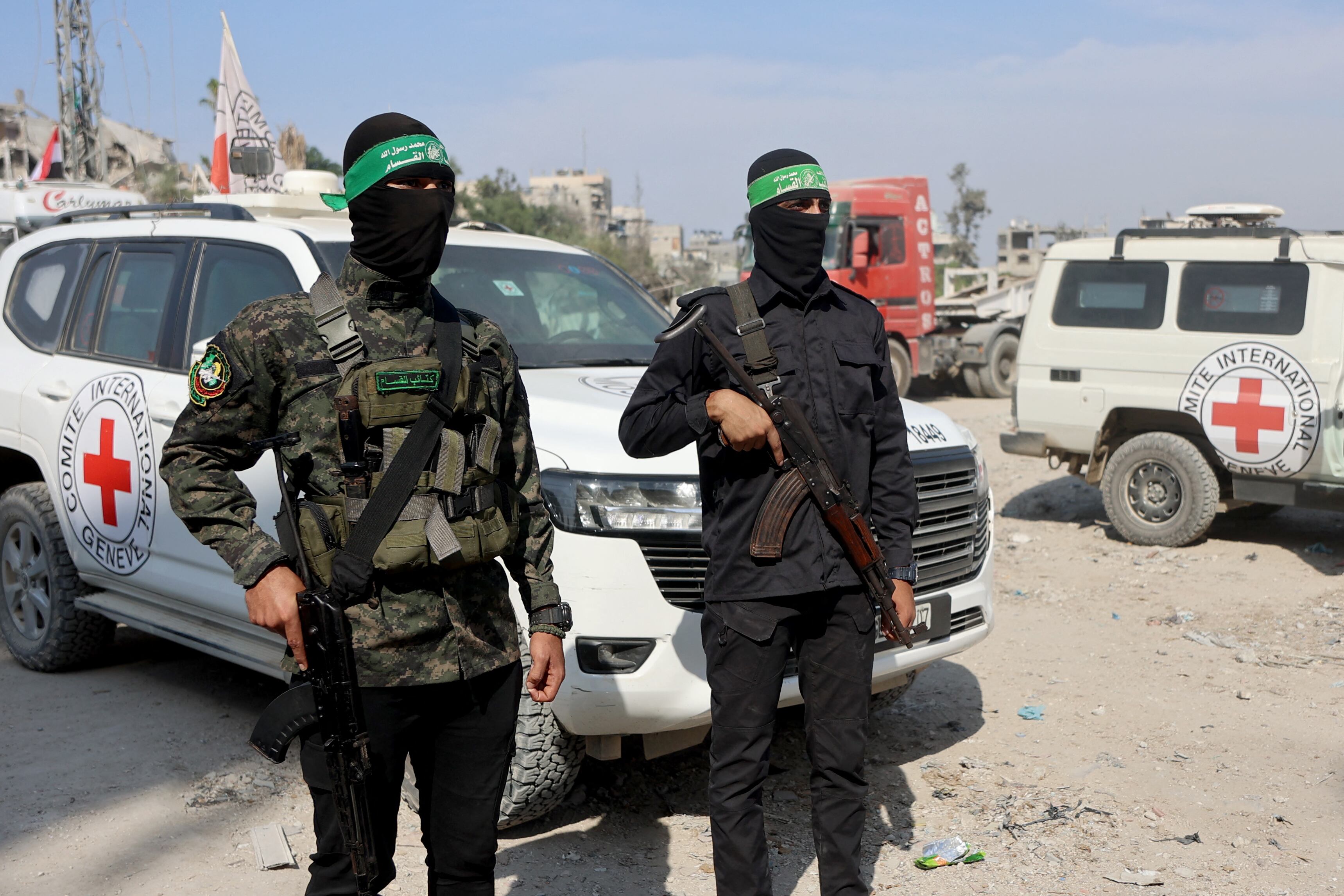 Terroristas de Hamas y miembros de la Cruz Roja observan la búsqueda de los cuerpos de rehenes israelíes fallecidos en Gaza City. 2 de noviembre de 2025. (Omar AL-QATTAA / AFP)