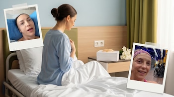 Mujer de espaldas en cama de hospital con bata y manta blanca, manos sobre el pecho. Mesa de luz con caja de prótesis, flores y dos fotos de Laura Flores.