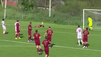 El gol en contra más insólito de la historia: la pelota pegó en un jugador lesionado, hizo una extraña parábola y se metió en el arco