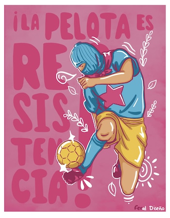 Dibujo de persona enmascarada con camiseta azul y pantalón amarillo, haciendo malabares con un balón de fútbol amarillo. Fondo rosa con el texto "¡LA PELOTA ES RESISTENCIA!"