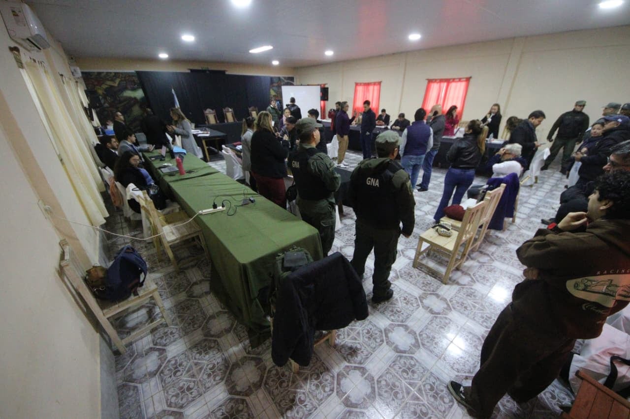 Los preparativos para la nueva audiencia en el Escuadrón 48 de Gendarmería Nacional en Corrientes (Joaquín Meabe)