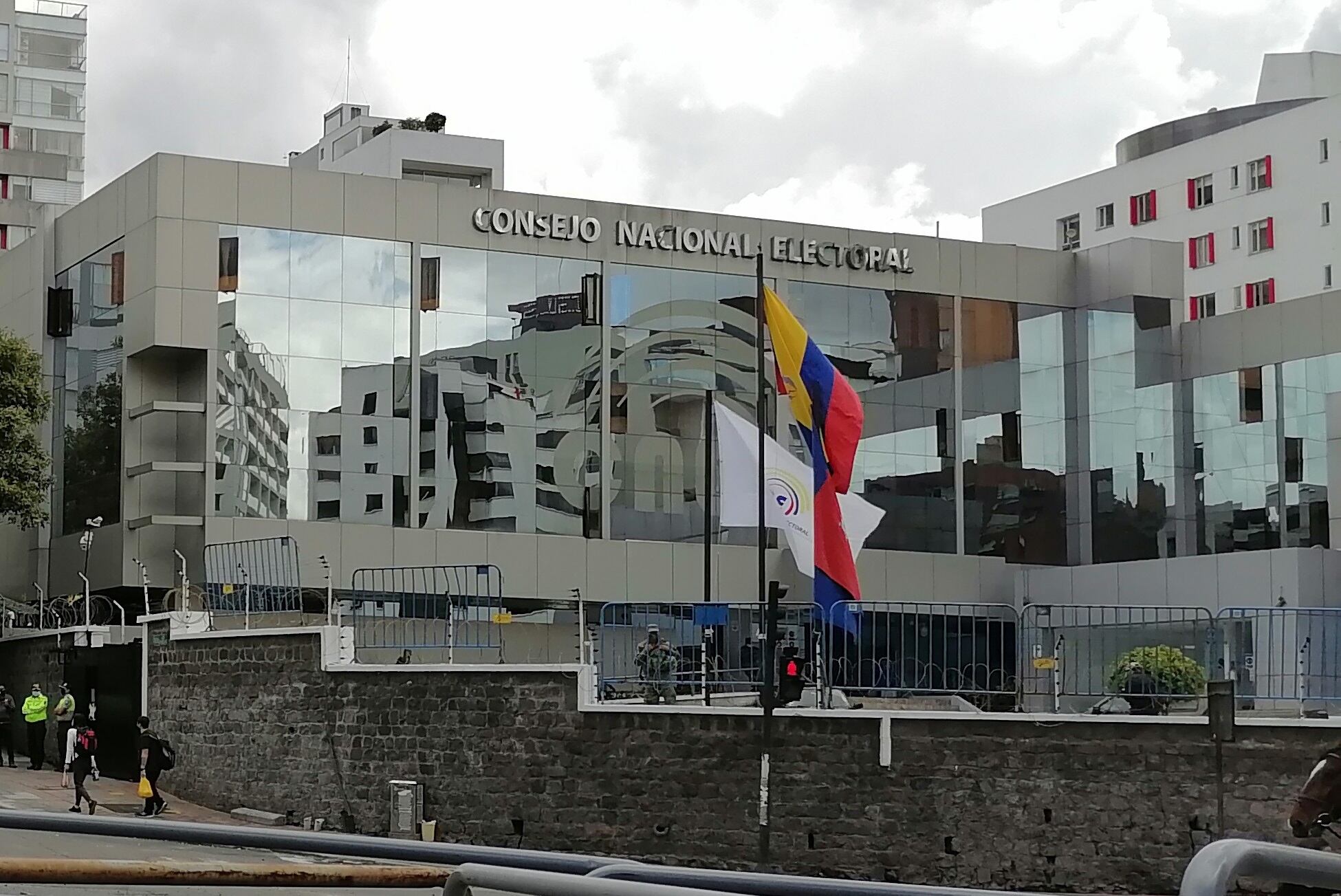 Fotografía de archivo de la fachada principal de la sede del Consejo Nacional Electoral (CNE) de Ecuador, en Quito. EFE/Elías Levy