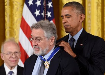 Robert de Niro recibió la Medalla de la Libertad a sus 73 años, en manos de Barack Obama (Foto: AFP)