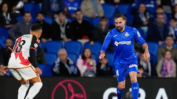 El Getafe resiste con diez y firma tablas (1-1) en el derbi ante el Rayo Vallecano