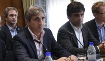 Luis Caputo (izquierda) y Hernán