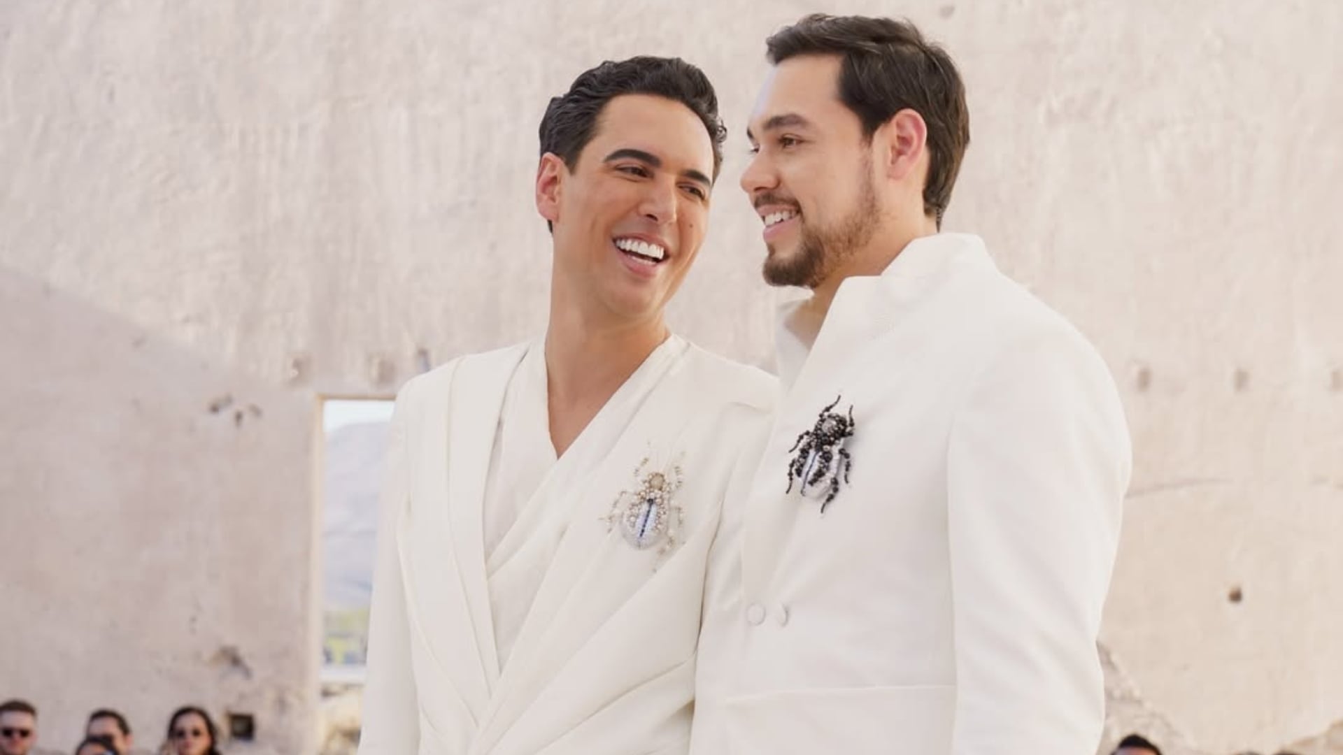 El influencer Un Tal Fredo y su pareja comparten miradas de amor y felicidad durante su conmovedora boda en Cuatro Ciénegas, Coahuila, luciendo trajes blancos con broches de insectos. (Un Tal Fredo: Instagram)