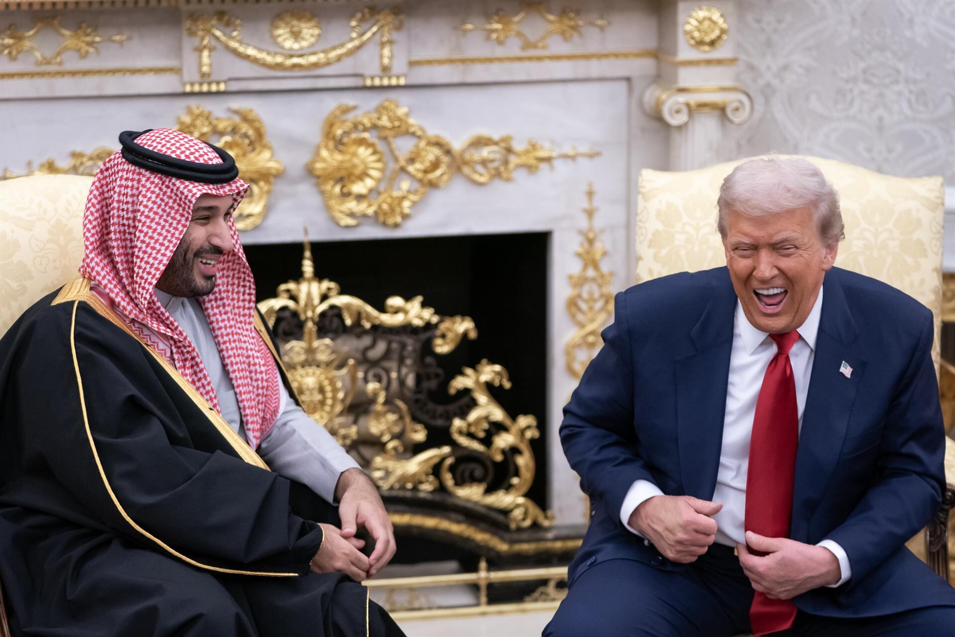 El invitado al Salón Oval anunció que el paquete de inversiones de Arabia Saudita en territorio estadounidense alcanzará “hasta un billón de dólares”, elevando la cifra previamente anunciada en mayo, cuando Trump visitó Riad, que entonces se situó en 600.000 millones de dólares (EP)