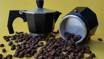 Por qué es importante limpiar la cafetera y cómo hacerlo, según los expertos