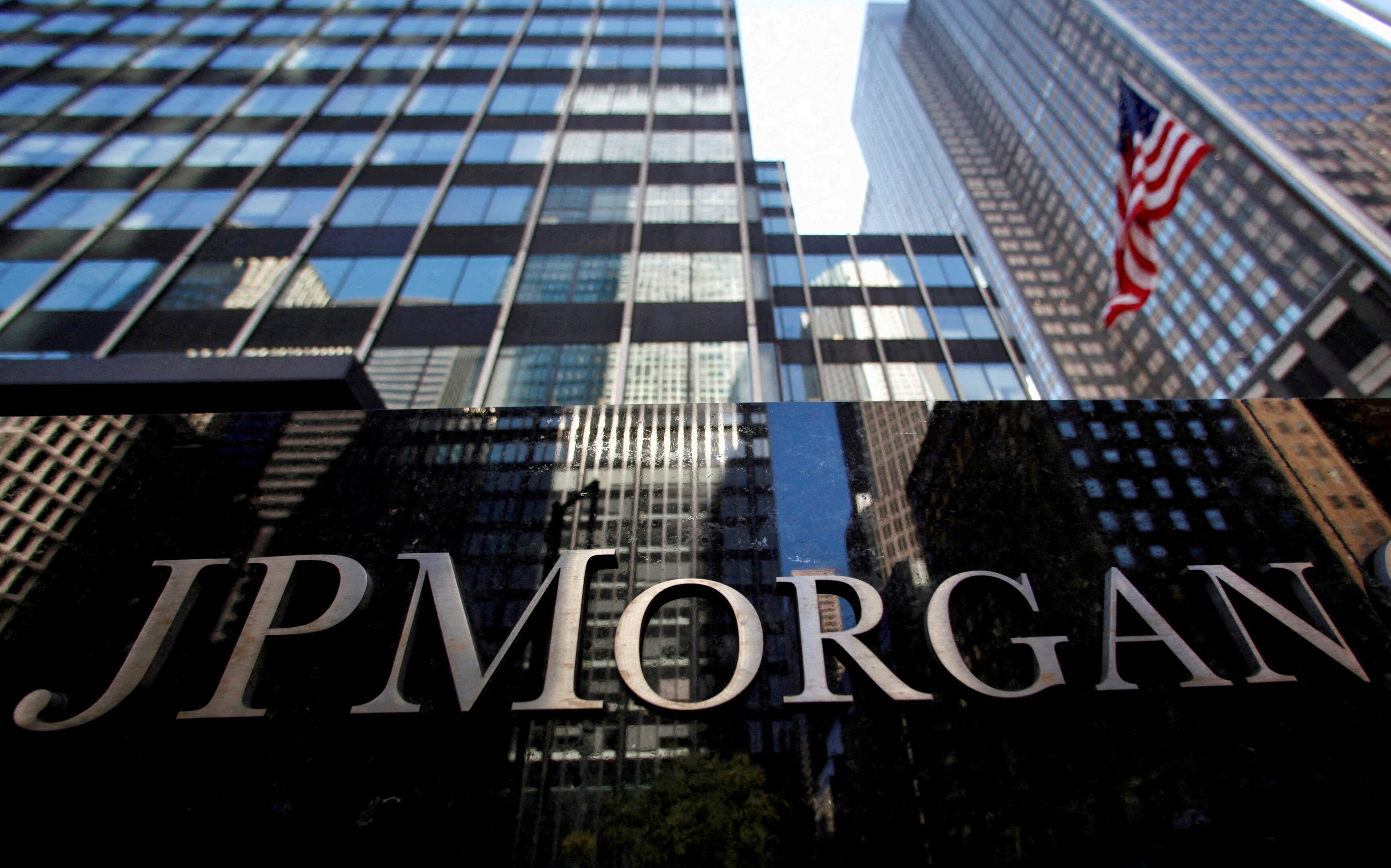 JP Morgan destacó que la eliminación del crawling peg y los controles de capital no dispararon los precios (Reuters)