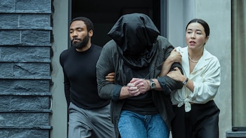 Donald Glover y Maya Erskine fueron los protagonistas de la primera temporada