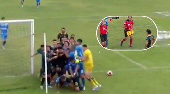 Hubo siete expulsados en el duelo entre Blooming y Bolívar, uno de los más controversiales en el fútbol boliviano- crédito @PauloCuiza/X