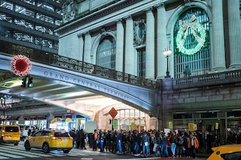 Las víctimas del ataque en el subterráneo de Nueva York, entre ellas adultos mayores, fueron hospitalizadas en condición estable según la Metropolitan Transportation Authority. (REUTERS/Eduardo Munoz)