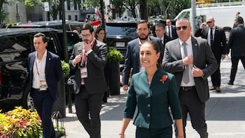 Un video difundido en redes muestra a la mandataria mexicana saliendo de un hotel en Manhattan, rodeada de connacionales que corean su nombre y consignas de apoyo, en la antesala de la final del Mundial 2026.