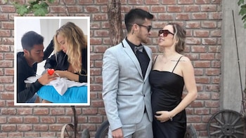 La feliz pareja presenta a