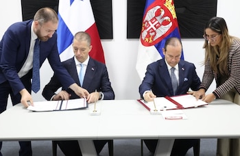 La firma de los documentos estuvo a cargo del ministro de Relaciones Exteriores de la República de Serbia, Marko Đurić (izq) y del canciller panameño, Javier Martínez-Acha Vásquez. (Cancillería)