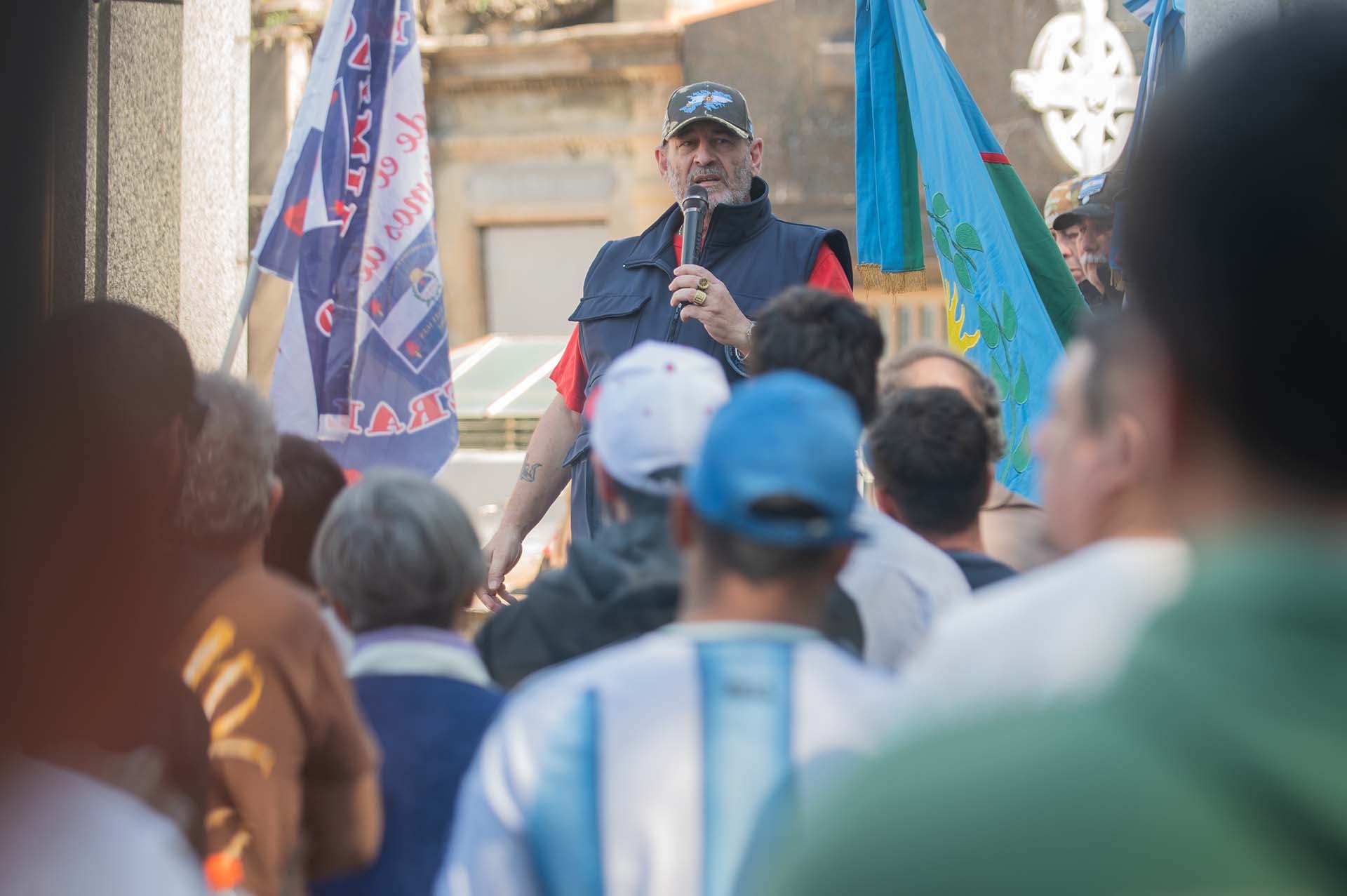 Santiago Cuneo en la tumba de José Ignacio Rucci (Jaime Olivos)