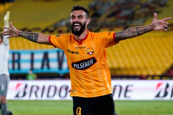 Fotografía de archivo en la que se registró al uruguayo Gonzalo Mastriani, goleador del Barcelona de Ecuador, quien aportó dos anotaciones en el triunfo de su equipo 3-2 sobre Deportivo Cuenca. EFE/Santiago Arcos/Pool