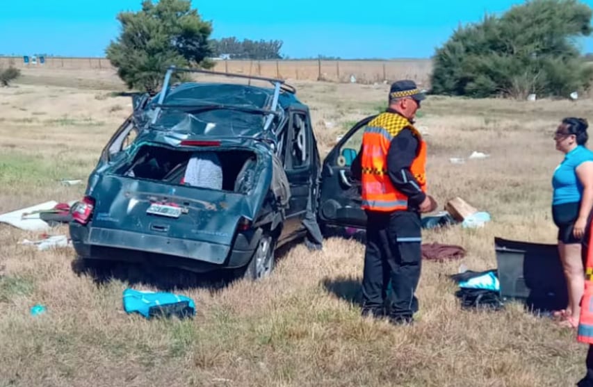 El utilitario Peugeot Partner quedó volcado sobre la banquina de la autopista Córdoba-Rosario, en el kilómetro 621, jurisdicción de Oncativo