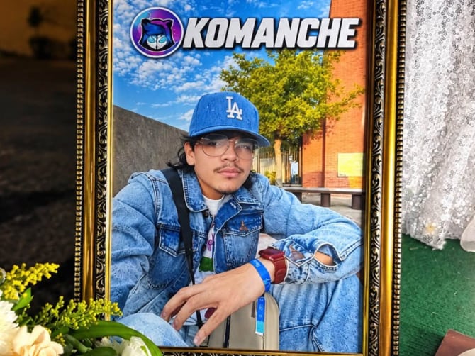 Pizza, canciones de Bad Bunny y amigos que viajaron desde México: así rindieron atributo a Komanche en El Salvador