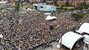 Asistentes al desfile militar se tomaron por completo el corredor vial minutos antes del discurso del presidente Gustavo Petro al cierre del evento conmemorativo del 20 de julio - crédito Gustavo Petro/X