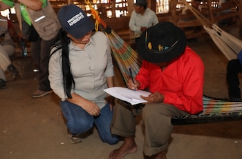 Sentado en su hamaca, un líder tradicional indígena firma el acuerdo, enfocado en la protección de los bosques y la reducción de la deforestación. (Cortesía)