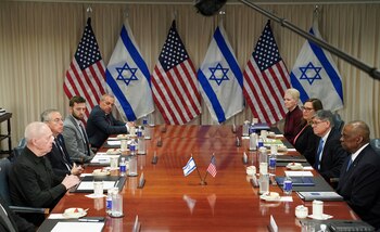 Netanyahu llamó al jefe de la ONU a retirar “inmediatamente” a los cascos azules de la zona de enfrentamientos en Líbano 7 Lloyd Austin, jefe del Pentágono, le pidió a Yoav Gallant, ministro de Defensa de Israel, que su país garantice la seguridad de los cascos azules de la ONU en Líbano (REUTERS/Kevin Lamarque)