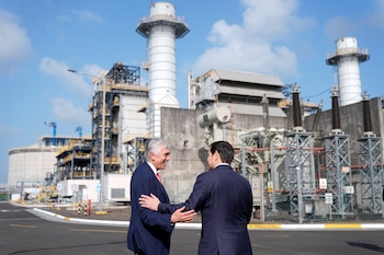 El Secretario de Estado de los Estados Unidos, Marco Rubio, y el director ejecutivo de AES Panamá, Andrés Gluski, recorren la terminal de GNL de la compañía en Colón, Panamá, el 2 de febrero de 2025 (Mark Schiefelbein/Pool vía REUTERS)
