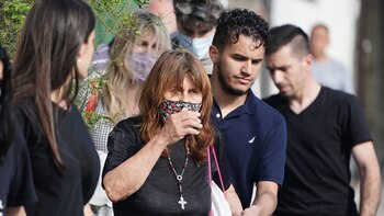 Nicolás, ingresando al velatorio junto