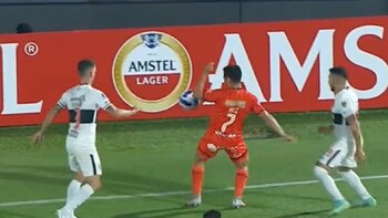 Jairo Vélez y su lujoso ‘sombrero’ en el César Vallejo vs Olimpia que dejó en ridículo a dos rivales