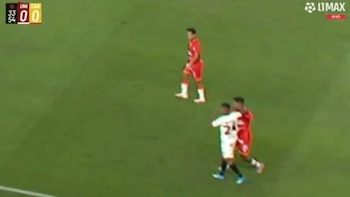 Andy Polo golpeó con su puño a Gabriel Alfaro y se ganó la tarjeta roja.