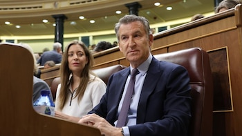 Feijóo pide al PP no desviar el foco del "carrusel" judicial de Sánchez y Zapatero para retratarles como "la mafia"