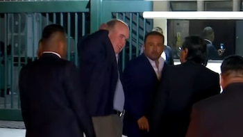 Rafael López Aliaga irrumpe en el debate entre ovaciones, rechazo de sus rivales políticos y su desafío al JNE