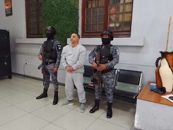 Víctor Manuel Pérez Mazariegos fue entregado a la DEA tras un proceso autorizado por tribunales guatemaltecos, acusado de conspirar para fabricar y mover al menos cinco kilogramos de cocaína hacia territorio norteamericano. (Cortesía: Ministerio de Gobernación)