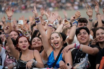 Imagen de fans en Argentina esperando el comienzo del primer concierto de Taylor Swift de su gira Eras en Buenos Aires (Foto AP/Natacha Pisarenko)