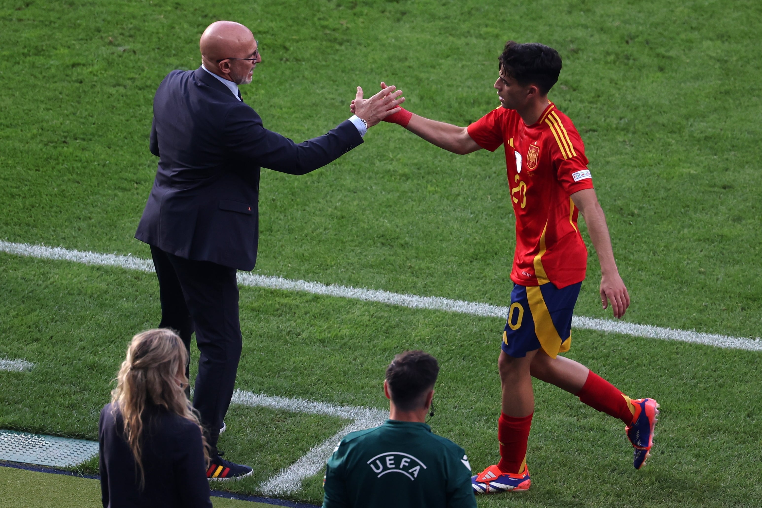 Pedri seguirá como suplente en el campeón de Europa (Créditos: ABEDIN TAHERKENAREH. EFE/EPA)